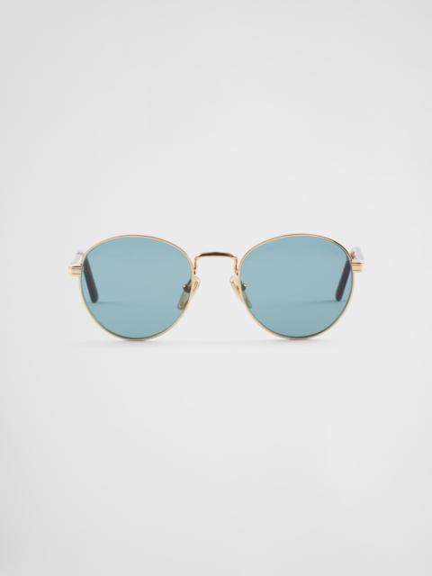Sunglasses with the iconic metal plaque