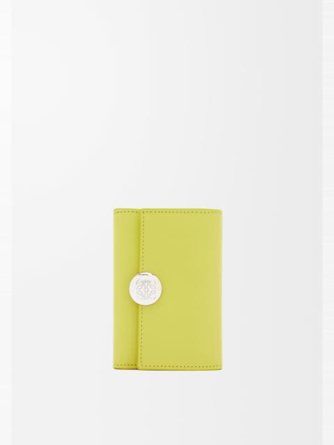 Pebble small vertical wallet in shiny nappa calfskin