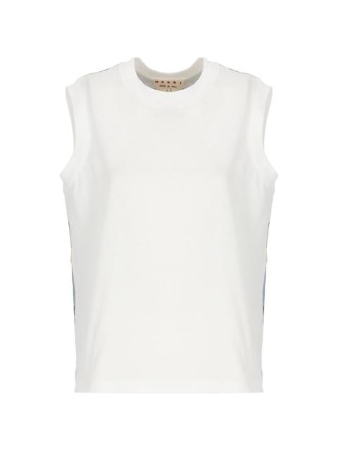 sleeveless T-shirt