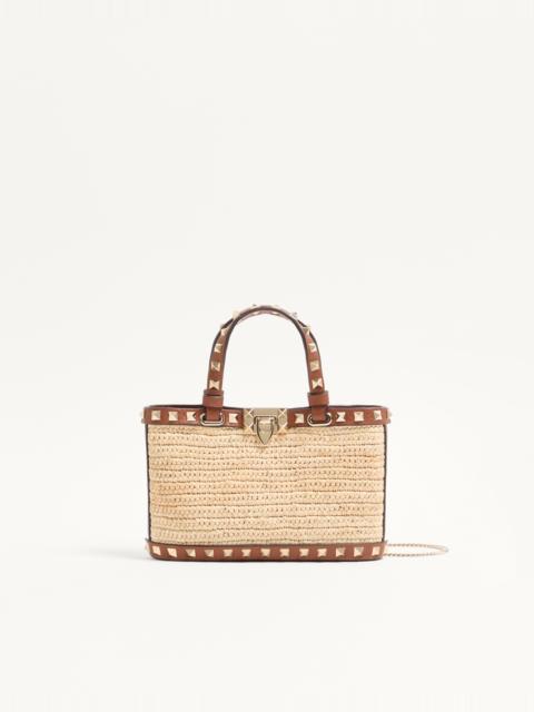 MINI ROCKSTUD SHOPPING BAG IN RAFFIA.