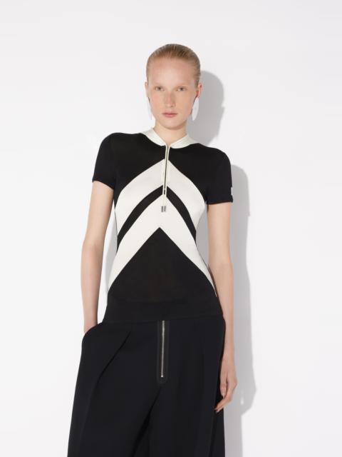 THE BLACK T-SHIRT WITH CHEVRONS