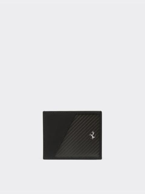 Card holder in wrinkle-effect leather and carbon fibre