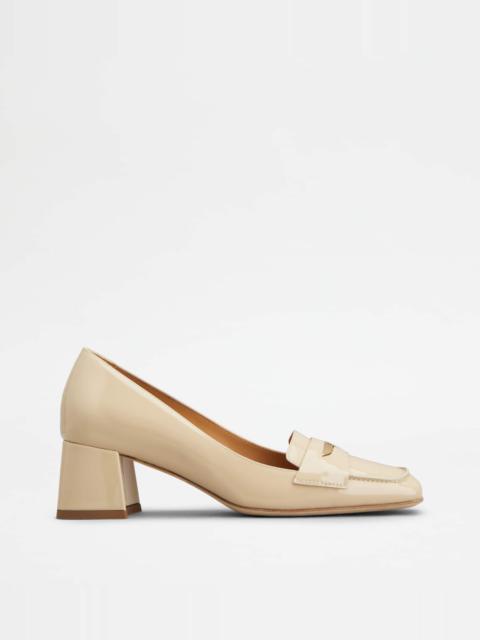 PUMPS IN PATENT LEATHER - BEIGE