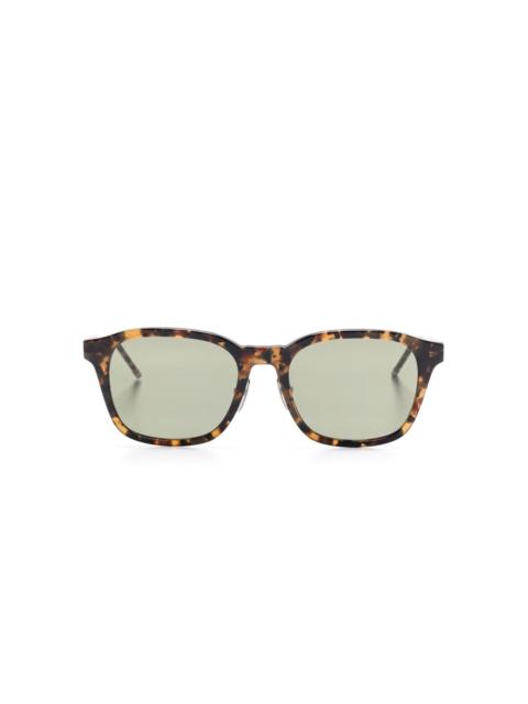 tortoiseshell-effect sunglasses