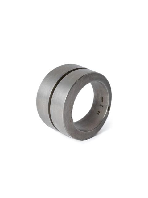 Crevice brushed ring