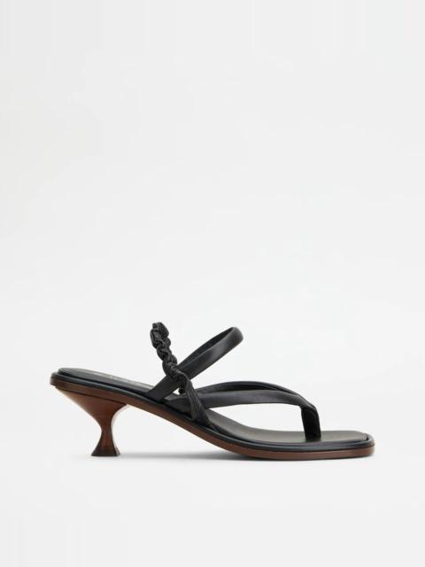 THONG SANDALS IN LEATHER WITH HEEL - BLACK