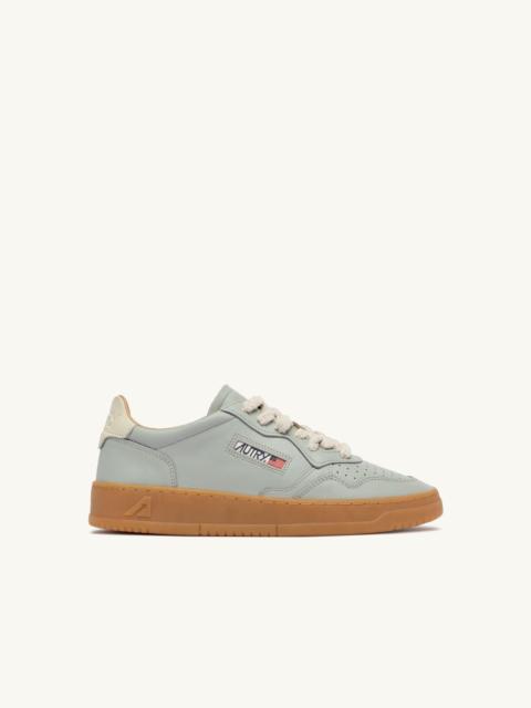MEDALIST LOW SNEAKERS IN MILITARY AND MARSHMALLOW LEATHER