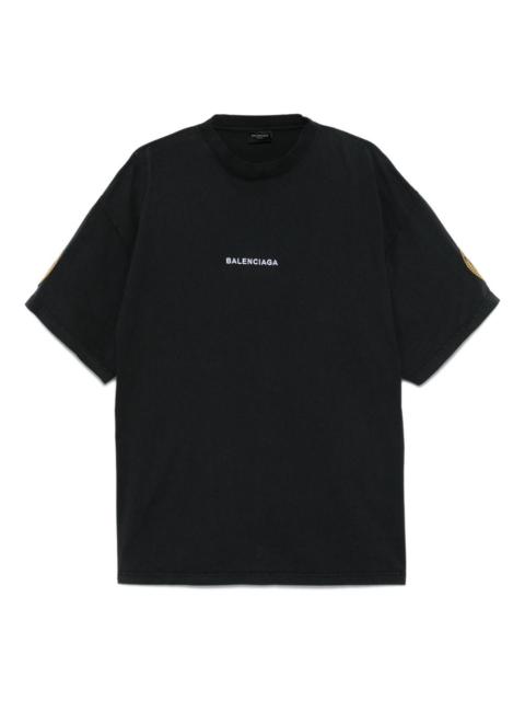 logo-embroidered sleeve-patch t-shirt