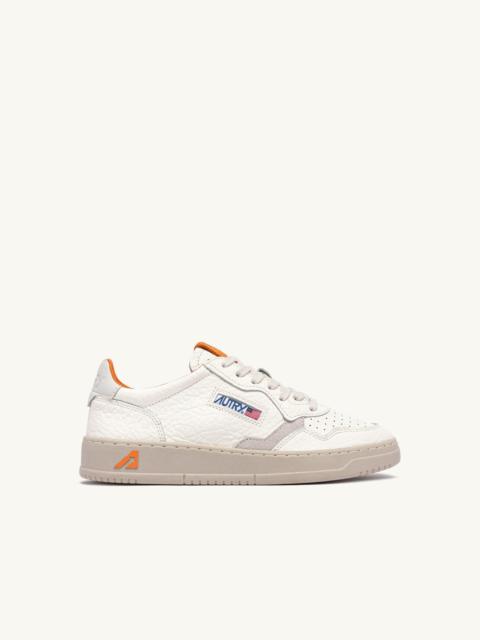 MEDALIST LOW SNEAKERS IN LEATHER MARSHMALLOW AND FANTA
