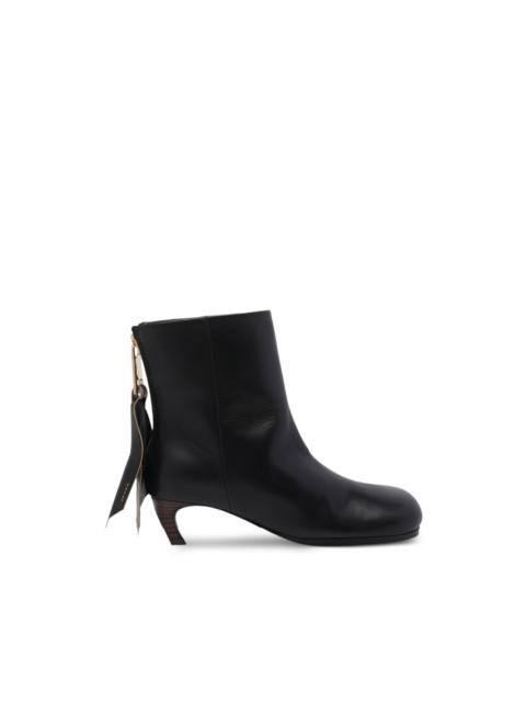 round-toe zip-fastening boots