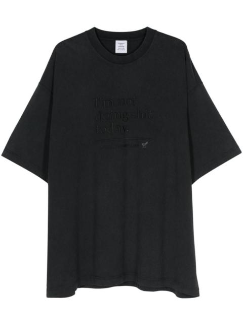 slogan-embroidered T-shirt