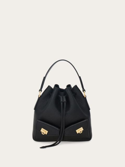 Multipocket bucket bag