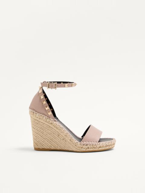 DOUBLE ROCKSTUD GRAINY CALFSKIN WEDGE SANDAL 105 MM