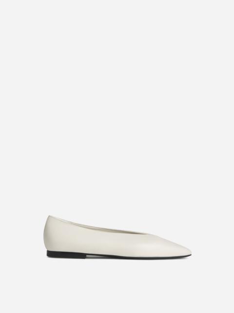 Pointed Ballerina Flat in Ivory