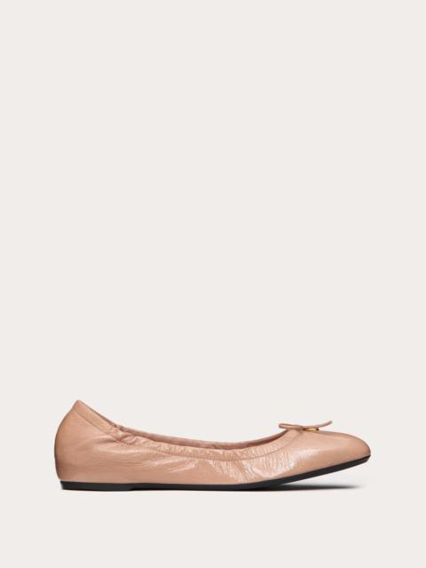 VLOGO SIGNATURE PATENT LEATHER BALLERINA