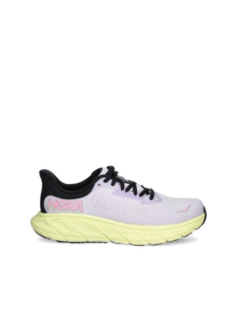 Arahi 7 lightweight cushioned running sneakers