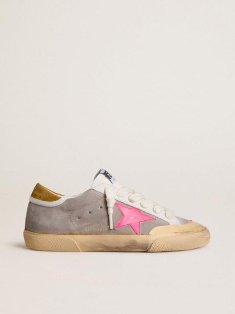 Women's Super-Star in dove-gray suede with fuchsia leather star and ocher suede heel tab