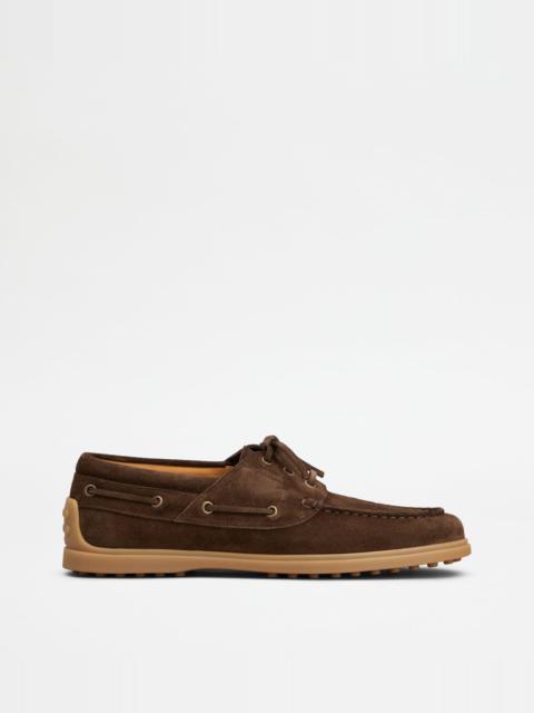 BOAT SHOES IN SUEDE - BROWN