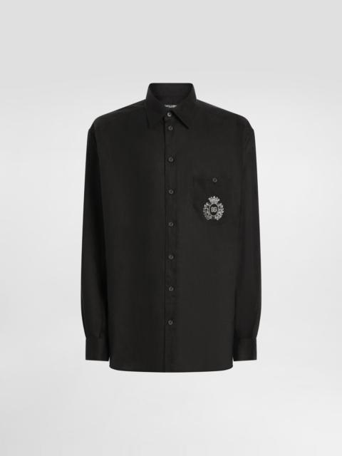 Linen shirt with heraldic patch