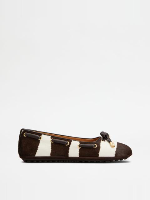BALLERINAS IN PONY EFFECT LEATHER - BROWN, WHITE