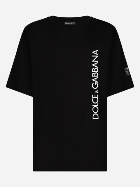 Short-sleeved T-shirt with vertical logo print