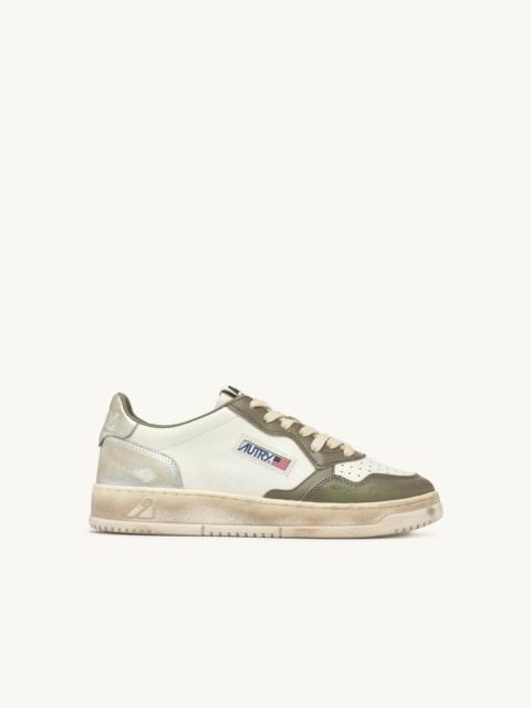 MEDALIST LOW SUPER VINTAGE SNEAKERS IN WHISPER WHITE GREEN AND SILVER