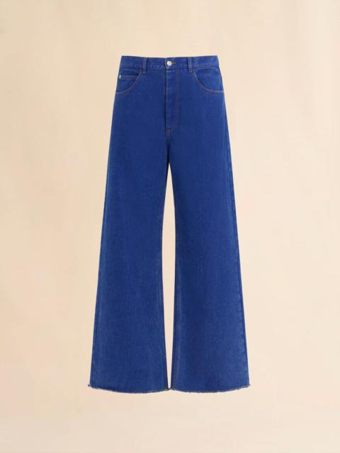LOW RISE BLUE JEANS WITH RED BELT