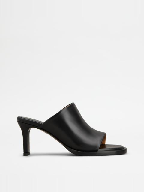 MULES IN LEATHER - BLACK