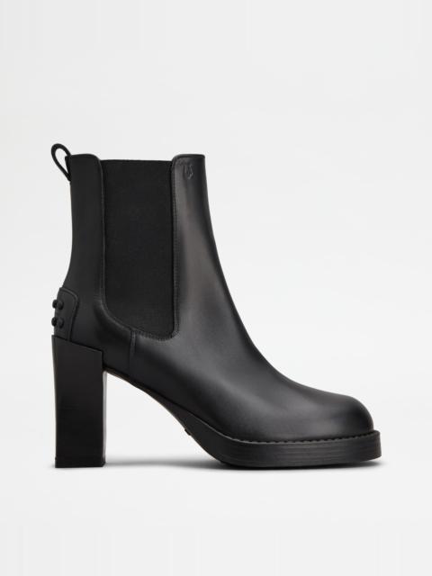 CHELSEA ANKLE BOOTS IN LEATHER - BLACK
