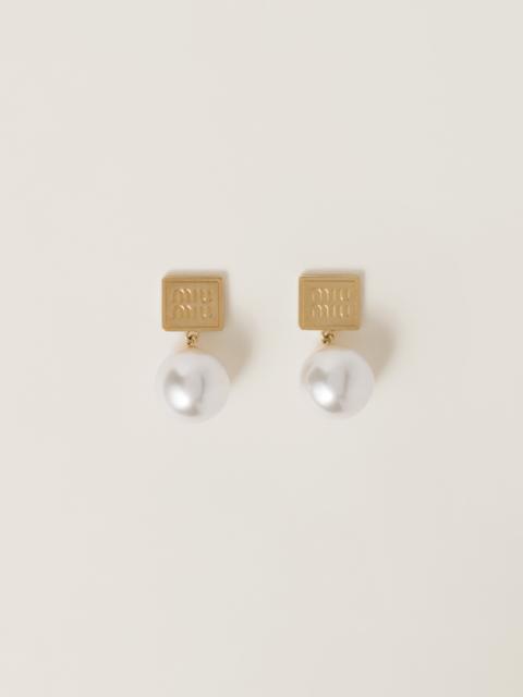 Metal and synthetic pearl earrings