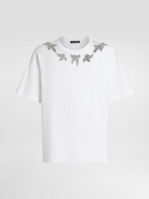cotton t-shirt with embroidery and brooch