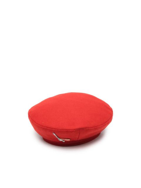 logo-brooch beret