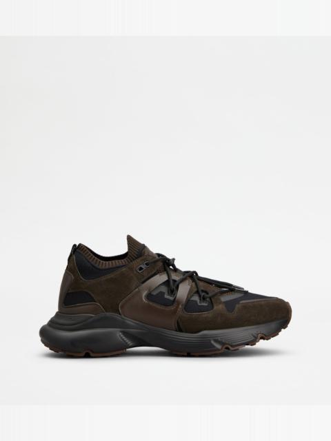 SNEAKERS IN LEATHER AND TECHNICAL FABRIC - BROWN