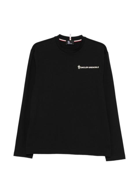 long-sleeved T-shirt