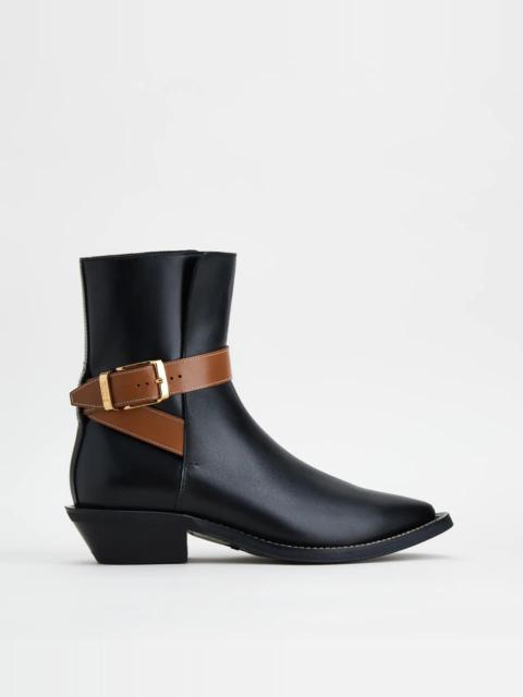ANKLE BOOTS IN LEATHER - BLACK