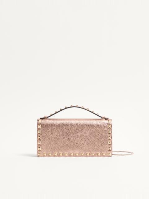 ROCKSTUD LAMINATED GRAINY CALFSKIN WALLET WITH CHAIN