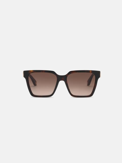 Wide front femenine sunglasses.