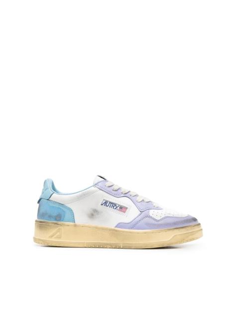 Medalist low-top sneakers