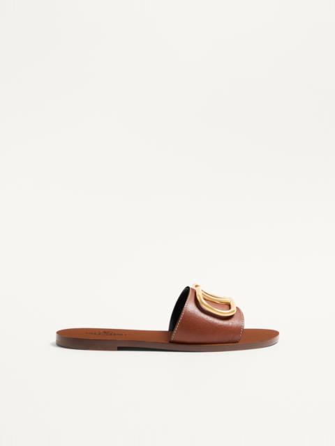 VLOGO SIGNATURE SLIDE SANDAL IN GRAINY COWHIDE WITH ACCESSORY
