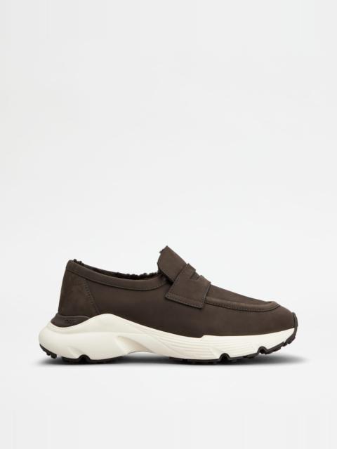 SPORTY LOAFERS IN NUBUCK - BROWN