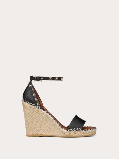 DOUBLE ROCKSTUD GRAINY CALFSKIN WEDGE SANDAL 105 MM