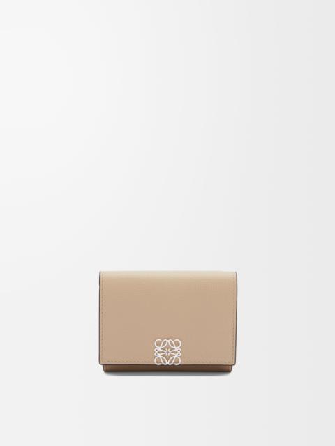 Anagram trifold wallet in pebble grained calfskin