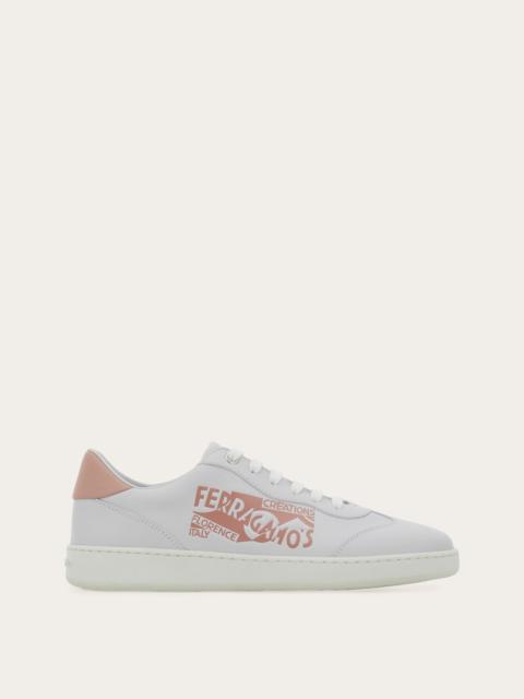 Low top sneaker with logo