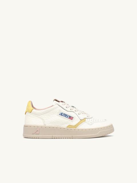 MEDALIST LOW SNEAKERS IN LEATHER COLOR LEMON MERINGUE AND SILK