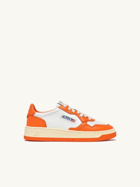 MEDALIST LOW BICOLOR SNEAKERS IN WHITE AND PARSIMMON ORANGE LEATHER