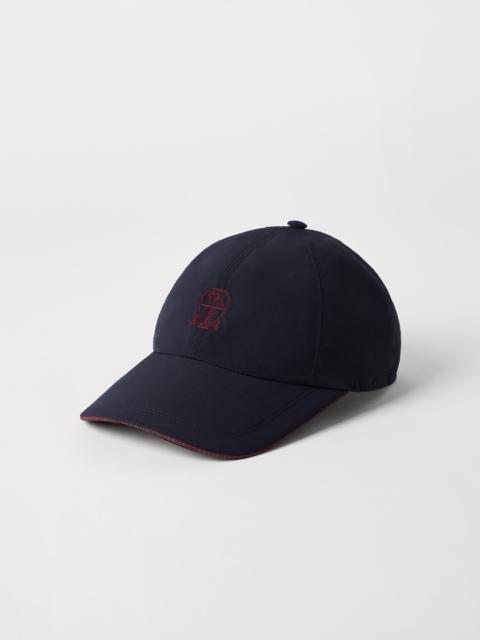 Water-resistant microfiber baseball cap with contrast details and embroidered logo