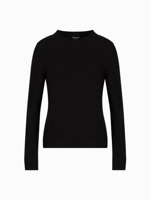 A cashmere sweater with ribbed profiles