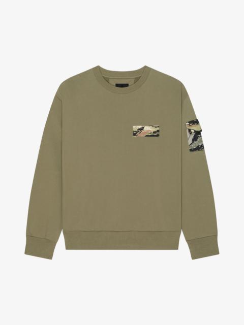 SWEATSHIRT IN FLEECE WITH CAMO PATCHES