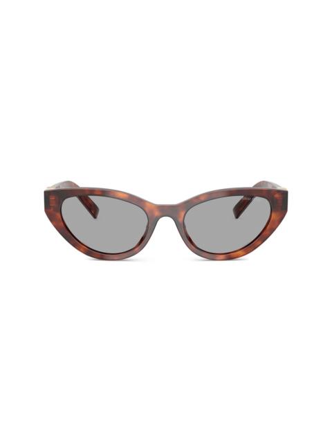 cat-eye sunglasses