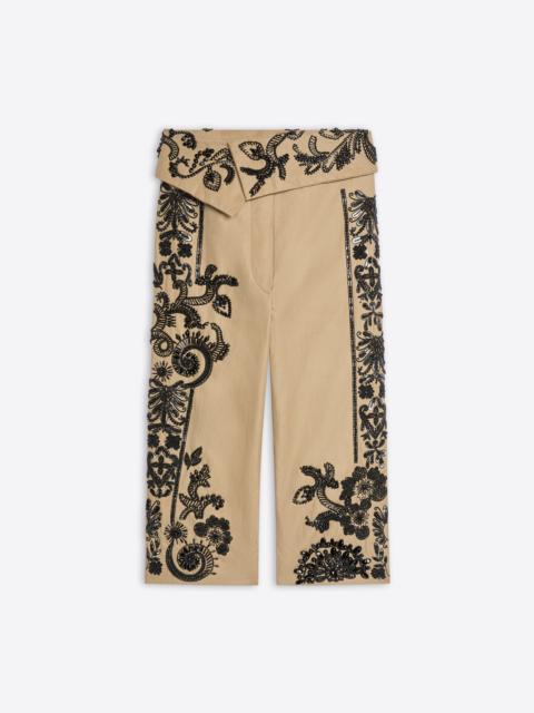 EMBROIDERED CAPRI PANTS